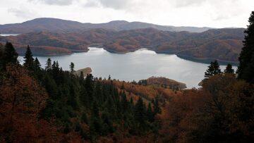 10 λόγοι για να ταξιδέψετε στη λίμνη Πλαστήρα αυτή την εποχή

