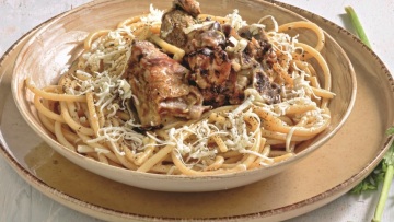 Χοντρό μακαρόνι με προβατίνα, μαύρο πιπέρι και ανθότυρο 