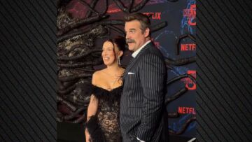 Η Μίλι Μπόμπι Μπράουν γελούσε με τον Ντέιβιντ Χάρμπορ  στο κόκκινο χαλί μετά τις καταγγελίες για εκφοβισμό εις βάρος του