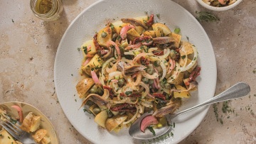 Πατάτες με αντζούγιες και κρεμμυδοσαλάτα
