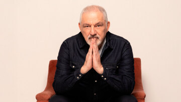 Ο Νίκος Πορτοκάλογλου «Ανάμεσα σε φίλους» στο Θέατρο Παλλάς