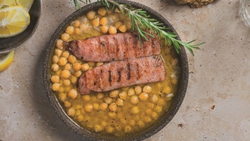 Ρεβιθάδα με λουκάνικο πετάλι και μπούκοβο