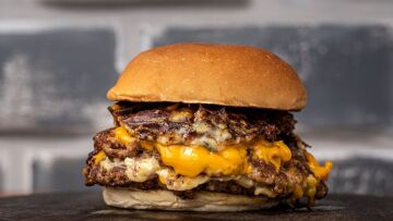 Τι κάνει το smash burger τόσο (πιο) νόστιμο;