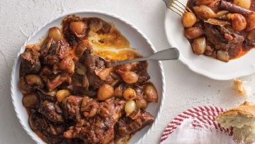 Στιφάδο με κρέας, με ψάρι ή θαλασσινά – 17 διαφορετικές συνταγές του μελωμένου κοκκινιστού