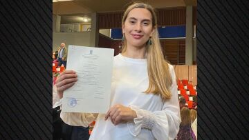 Η Βίκυ Βολιώτη πήρε το πτυχίο της από το Τμήμα Θεατρικών Σπουδών: Κάλλιο αργά παρά ποτέ, έγραψε