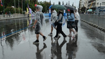 Καιρός: Δύο διαδοχικά βαρομετρικά φέρνουν έντονες βροχές – Χωρίς προβλήματα ο Μαραθώνιος της Αθήνας 