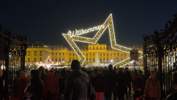 Παραμυθένιες εικόνες από τη Βιέννη: Άνοιξε η πρώτη χριστουγεννιάτικη αγορά στην Ευρώπη για το 2025 - Δείτε βίντεο