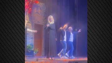 Η Σία Κοσιώνη έκανε το ντεμπούτο της στο θεατρικό σανίδι - Την παρακολούθησε η Ντόρα Μπακογιάννη, δείτε βίντεο