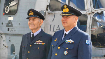 Βραβεύτηκε στη Ρόδο ο 94χρονος Φώτης Μαριάς, ο τελευταίος επιζών αεροπόρος από τον πόλεμο της Κορέας
