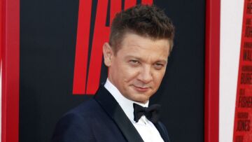 Ο Τζέρεμι Ρένερ αρνείται τις κατηγορίες της Γι Τζόου ότι της έστελνε γυμνές φωτογραφίες και την απειλούσε