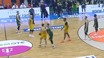 Τρομερό fair play από τον Σλούκα - Έκανε εσκεμμένα φάουλ σε νεαρό παίκτη του Περιστερίου για να τον στείλει στις βολές - Βίντεο 