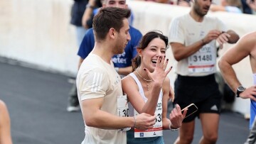 Πρόταση γάμου στον τερματισμό των 10 χλμ. στο Παναθηναϊκό Στάδιο