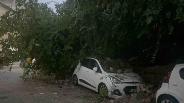 Κατέρρευσε τοιχίο και καταπλάκωσε αυτοκίνητα στην Κέρκυρα - Προβλήματα στη Λακωνία από την κακοκαιρία