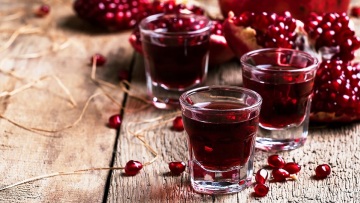 Πώς φτιάχνουμε λικέρ ρόδι στο σπίτι – το πιο απλό κέρασμα του φθινοπώρου