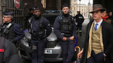 Λύθηκε το μυστήριο της viral φωτογραφίας από τη μέρα της ληστείας στο Λούβρο - Ποιος είναι ο «νεαρός με τη φεντόρα»;