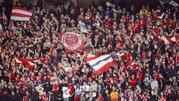 Η Λιλ κινείται νομικά εναντίον οπαδών της για ρατσιστικές συμπεριφορές