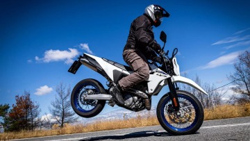 Δοκιμάζουμε την Suzuki DR-Z4 SM - Πόσο κοστίζει στην Ελλάδα
