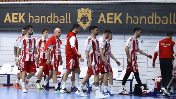 ΑΕΚ - Ολυμπιακός: Διεκόπη προσωρινά το ντέρμπι του χάντμπολ λόγω συνθημάτων - Συνεχίστηκε μετά από 25'  - Βίντεο