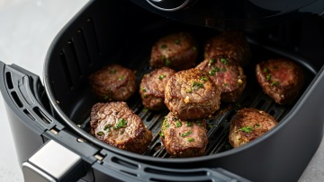 Air fryer: Τι μαγειρεύουμε την Τρίτη - Από τραγανά κεφτεδάκια μέχρι ζουμερό σολομός