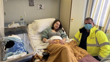 Αρκαδία: Αστυνομικός μετέφερε ετοιμόγεννη σε νοσοκομείο - Το όχημά της είχε εγκλωβιστεί λόγω της κακοκαιρίας