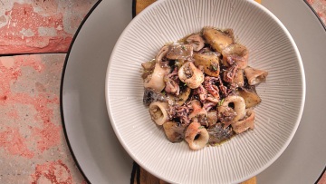 Καλαμάρι με μανιτάρια και γιαούρτι
