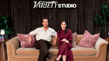 Ο Matthew McConaughey και η America Ferrera γίνονται οι ήρωες της διπλανής πόρτας