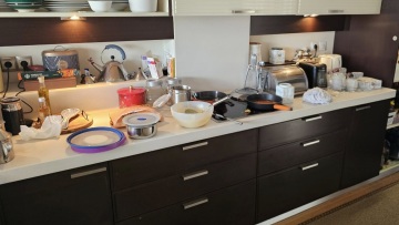 «To δύσκολο είναι τα μηχανήματα του διαβόλου στην κουζίνα» - Ο Δημήτρης Παπαστεργίου αυτοτρολάρεται για το ΣΚ χωρίς τη σύζυγό του