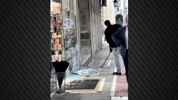 Πάτρα: Ισχυρή ανεμοθύελλα σάρωσε το κέντρο της πόλης – Έσπασαν τζαμαρίες και δέντρα