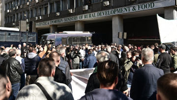 Στο κέντρο της Αθήνας αγρότες και κτηνοτρόφοι - Κατευθύνονται προς τα γραφεία του ΟΠΕΚΕΠΕ 