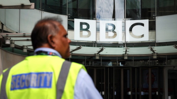 «Αγωνιστείτε για τη δημοσιογραφία μας» λέει ο απερχόμενος διευθυντής του BBC μετά την απειλή Τραμπ για μήνυση