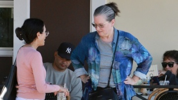 Μπρίτζετ Φόντα: Η σπάνια δημόσια εμφάνισή της - Γευμάτισε με φίλους στο Λος Άντζελες