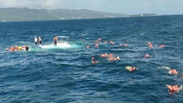 Χάος σε κρουαζιέρα στην Καραϊβική: Τουρίστες βρέθηκαν ξαφνικά στο νερό όταν βυθίστηκε το καταμαράν που τους μετέφερε