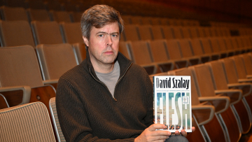 Booker 2025: Ο Βρετανός-Ούγγρος συγγραφέας Ντέιβιντ Σάλαϊ κερδίζει το βραβείο για το μυθιστόρημα Flesh