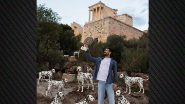 Ο Νόβακ Τζόκοβιτς πανηγυρίζει τον 101ο τίτλο του στην Ακρόπολη με... σκυλιά Δαλματίας
