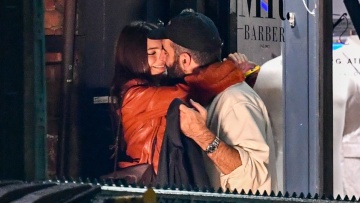 Ο Ρομέν Γαβράς, μετά τη Dua Lipa, σε τρυφερές στιγμές με την Έμιλι Ραταϊκόφσκι φορώντας μπλούζα «Άγιον Όρος» - Δείτε φωτογραφίες