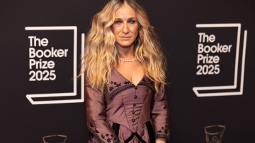 H Σάρα Τζέσικα Πάρκερ συμπλήρωσε το vintage φόρεμά της με μια στολισμένη με παγιέτες Peekaboo bag της Fendi
