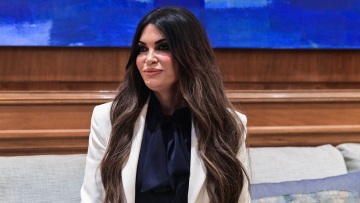 Ο Γιώργος Μπαμπινιώτης απαντά αν πρέπει να χρησιμοποιούμε «πρέσβης» ή «πρέσβειρα» για την Κίμπερλι Γκιλφόιλ