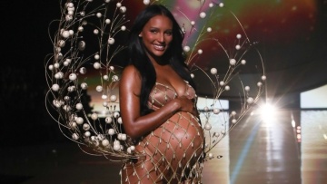 Γέννησε η Τζάσμιν Τουκς - Είχε ανοίξει το Victoria’s Secret Fashion Show στον ένατο μήνα της εγκυμοσύνης της