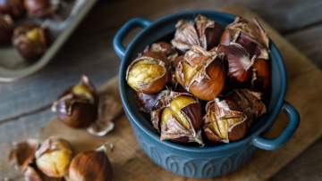 Ο πιο εύκολος τρόπος να ξεφλουδίζουμε τα κάστανα