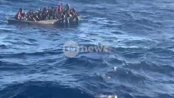 Βίντεο λίγο πριν ανατραπεί η λέμβος με τους μετανάστες ανοιχτά της Γαύδου - Στοιβαγμένοι φωνάζουν όταν βλέπουν σκάφος