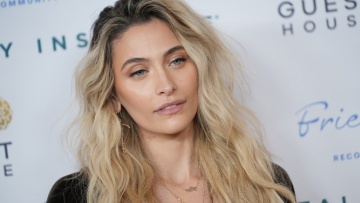 Η Πάρις Τζάκσον αποκάλυψε ότι η μύτη της έχει τρυπήσει από τα ναρκωτικά που έκανε
