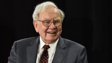 Ο θρυλικός Γουόρεν Μπάφετ παρέδωσε μετά από έξι δεκαετίες τα ηνία της Berkshire Hathaway