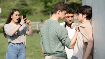 Ανησυχητική αύξηση βίας μεταξύ ανηλίκων: Πάνω από 2.000 παιδιά ετησίως στα νοσοκομεία μετά από ξυλοδαρμό
