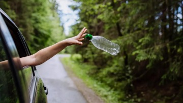 Νέος ΚΟΚ: Βαριές καμπάνες για όσους πετούν σκουπίδια από το αυτοκίνητο

