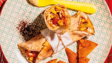 Αραβική πίτα με χούμους, ψητές πιπεριές, καρότο και καλαμπόκι
