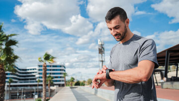 Πώς το έξυπνο ρολόι και το κινητό σας ξέρουν πόσα βήματα έχετε κάνει; Αυτό είναι το μικρό μυστικό τους
