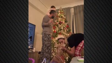 Η Φωτεινή Πετρογιάννη στόλισε το χριστουγεννιάτικο δέντρο με την οικογένειά της - «Περιμένοντας τα πιο γλυκόπικρα Χριστούγεννα»