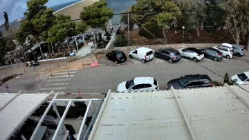 Η στιγμή που ο άνεμος ξηλώνει σκέπαστρο εστιατορίου στο Καβούρι - Δείτε βίντεο