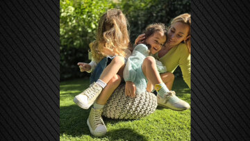 Πέταξαν πέτρες στο σπίτι των Μιλλούση - Πετρούνια: «Αν τα παιδιά μου ήταν εδώ και έπαιζαν στον κήπο;»