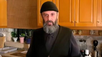 Νέες αποκαλύψεις για τον ρασοφόρο Youtuber και τον συνεργάτη του: «Έμεναν σε ένα σπίτι... να πάθεις πλάκα»